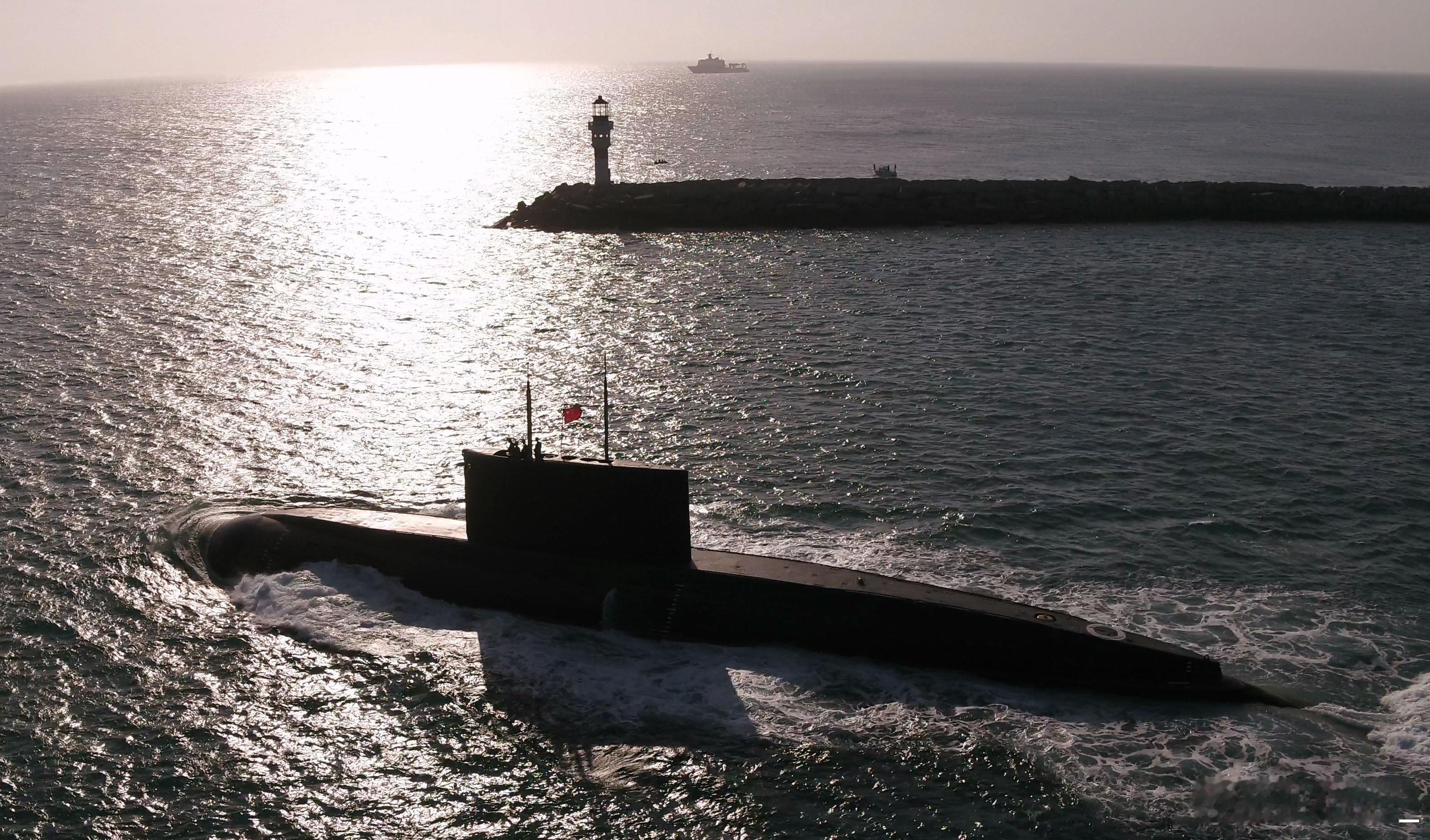 远处是830镜泊湖号新型救援船 