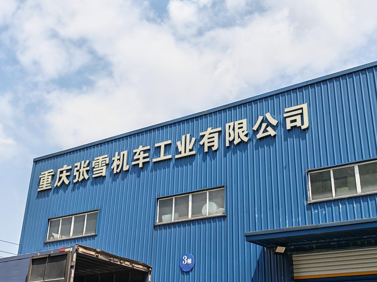 张雪换手机冲上热搜！这位国产机车圈的大佬，这次选择了荣耀的折叠屏手机。从实拍图来