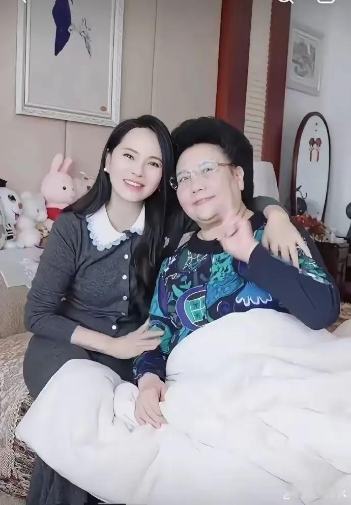 伊能静晒出的沈阳婆家日常，让秦昊家那栋“红木宫殿”火速出圈。满墙紫檀木雕花泛着琥