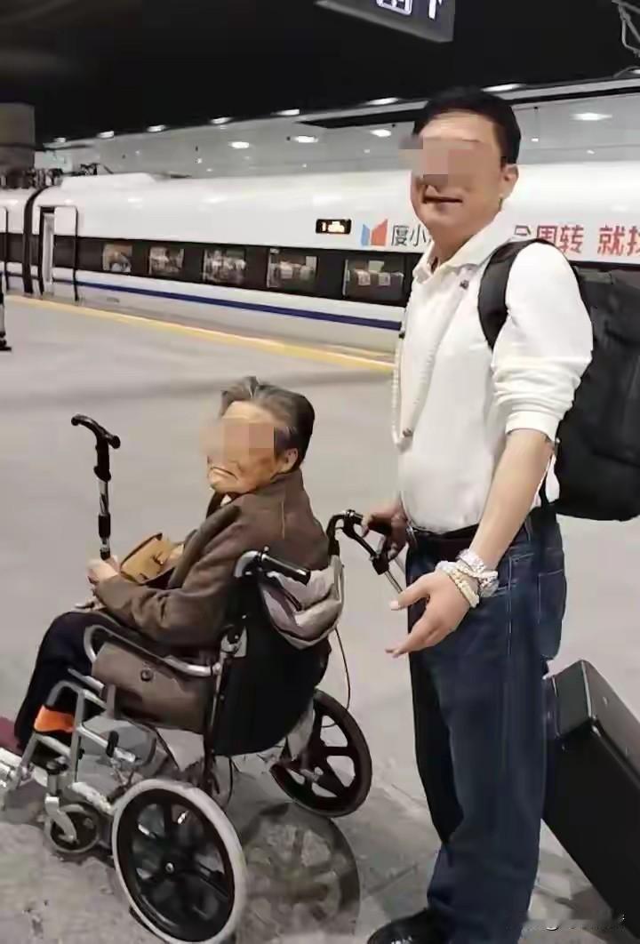 一位先生推着自己的老母亲在深圳北站，吐槽车站的服务犹如连滚带爬。实在让人无语，他