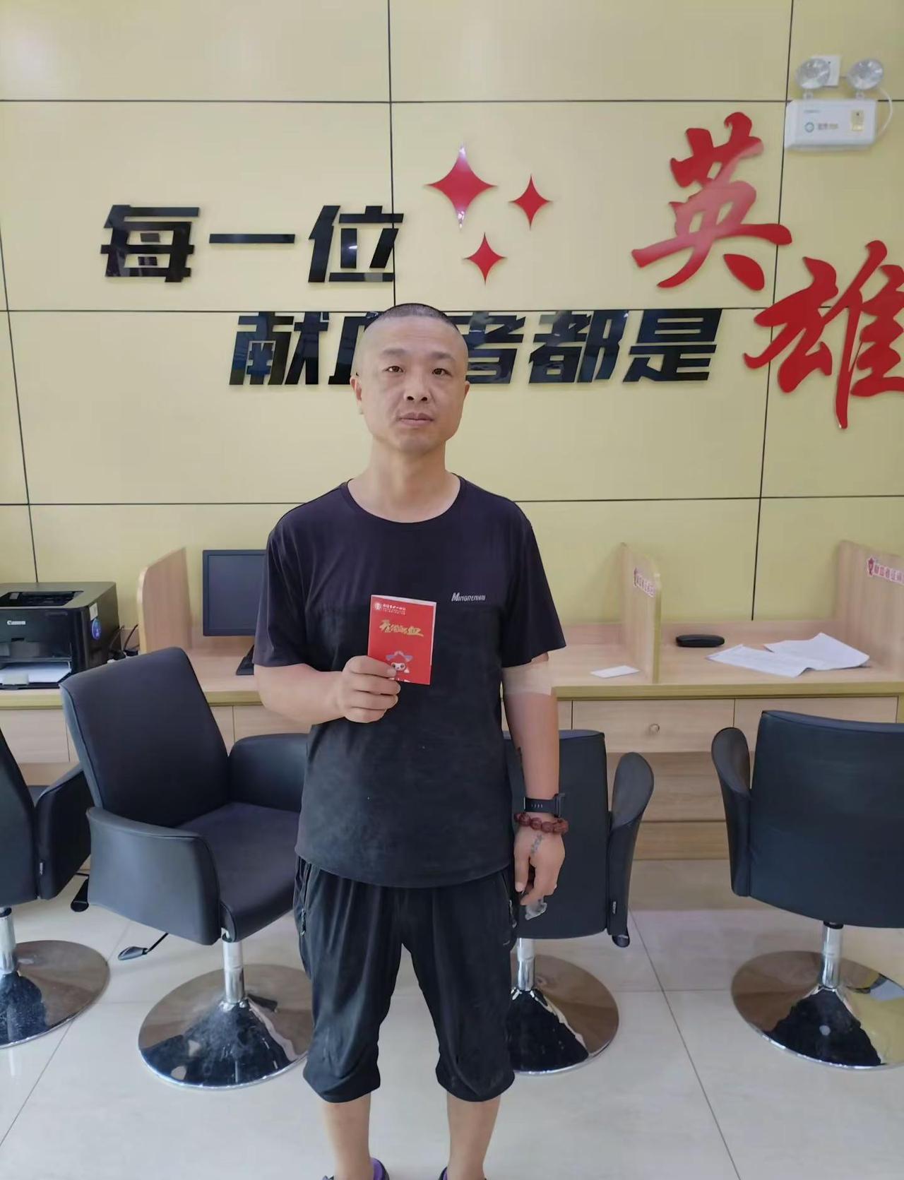 一张张沉甸甸的全国无偿献血奉献奖证书，见证张先生多年不曾间断的热血之路。今天他再