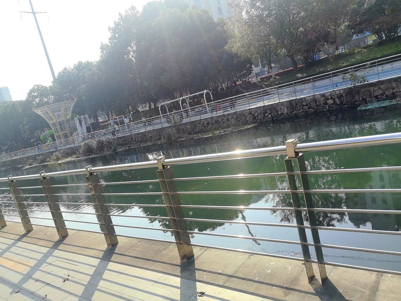 周末公园总能看到家长带娃钓鱼，有的家长可能没多想，直接给孩子用带倒刺的鱼钩——这