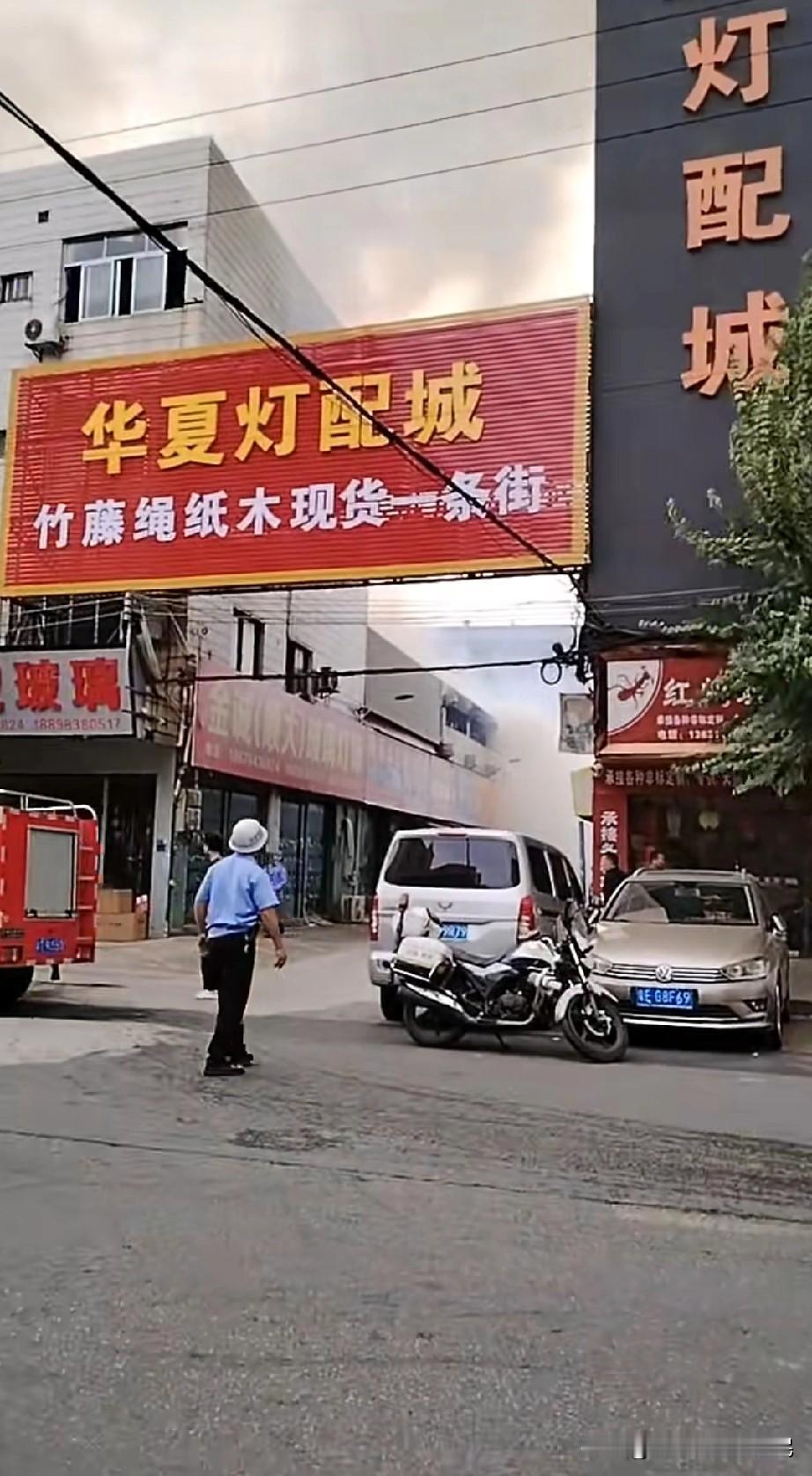 中山古镇华夏灯配城，一大早就发生火情。难搞了难搞了，本来就环境不好了现在又雪上加