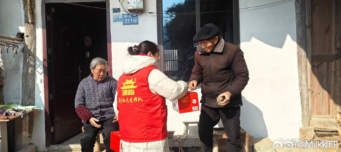 台州三门志愿暖阳照亮空巢岁月 一抹志愿红，温暖夕阳红！三门红色先锋队贴心陪伴空巢