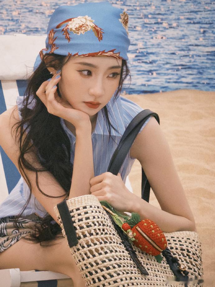 张艺凡用手语回应听障观众 听障观众收到张艺凡的回应后，激动地比划了一串。张艺凡看