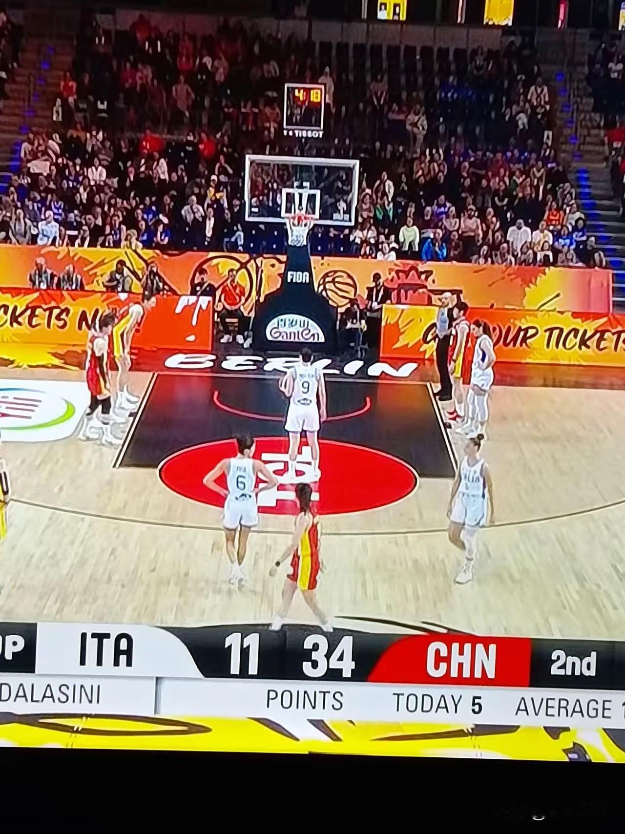 中国女篮71比51赢了意大利，进附加赛碰波尔黎各。

不是因为热身赛输过就能轻看