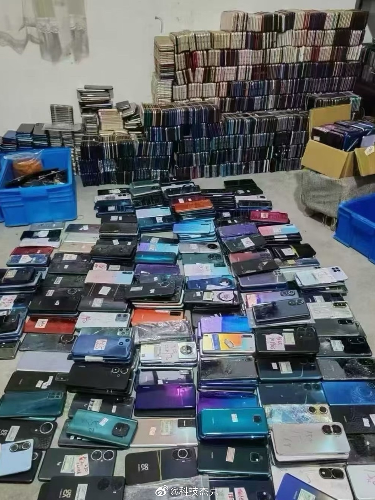 旧手机回收价暴涨五六倍这是要从旧手机里拆芯片用吧，家里有旧手机的赶紧翻翻，别拿去