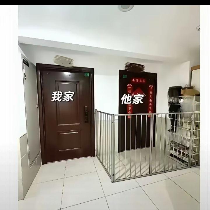俗话说："远亲不如近邻，近邻不如对门。"可是，你看看这两家邻居，门挨门，却被一圈