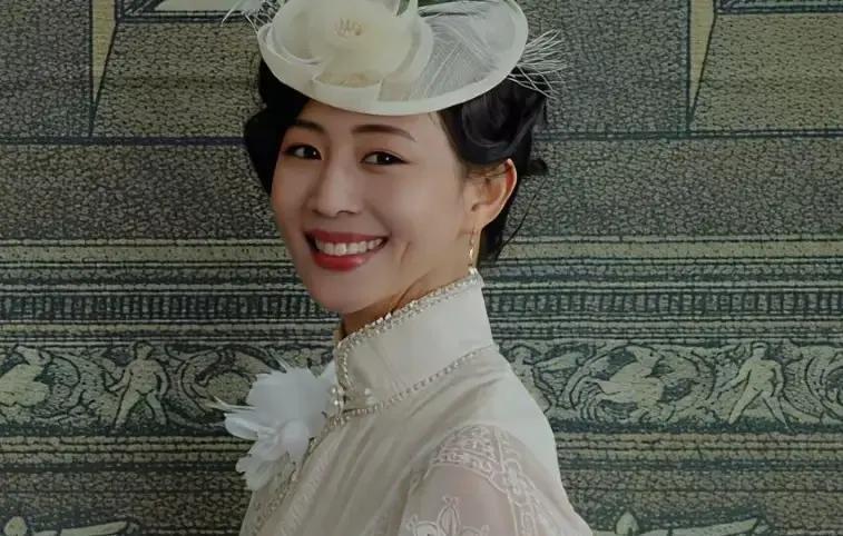 叶碧莹特训五天就被塞进三灶岛，跳了两晚舞就把密写药水落在更衣室，还顺口把祖宅挂嘴