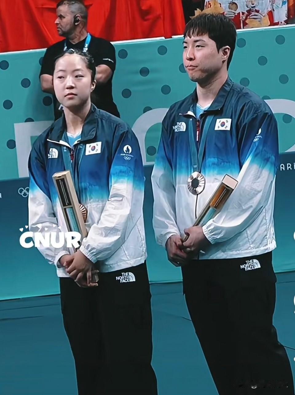 韩国队这次赢了，
球居然没吼？
太反常了！K*

申裕斌和林钟勋拿了奖牌，脸上却