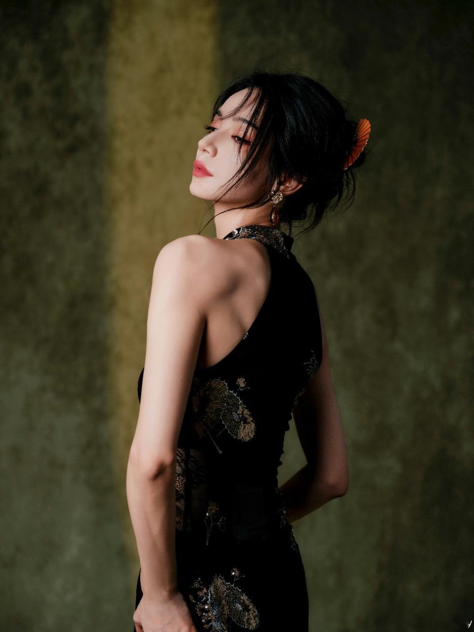 代斯长在风情审美点上代斯冷脸撩人是天赋说真的，代斯不需要笑，光是那张冷脸就能把人