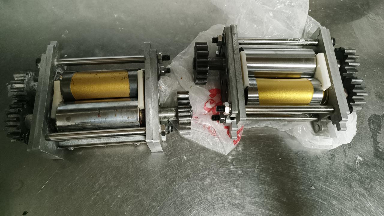 明天就不用手工擀皮了，买的模具今天到了，装上之后，出皮那叫一个丝滑，尺寸和重量全