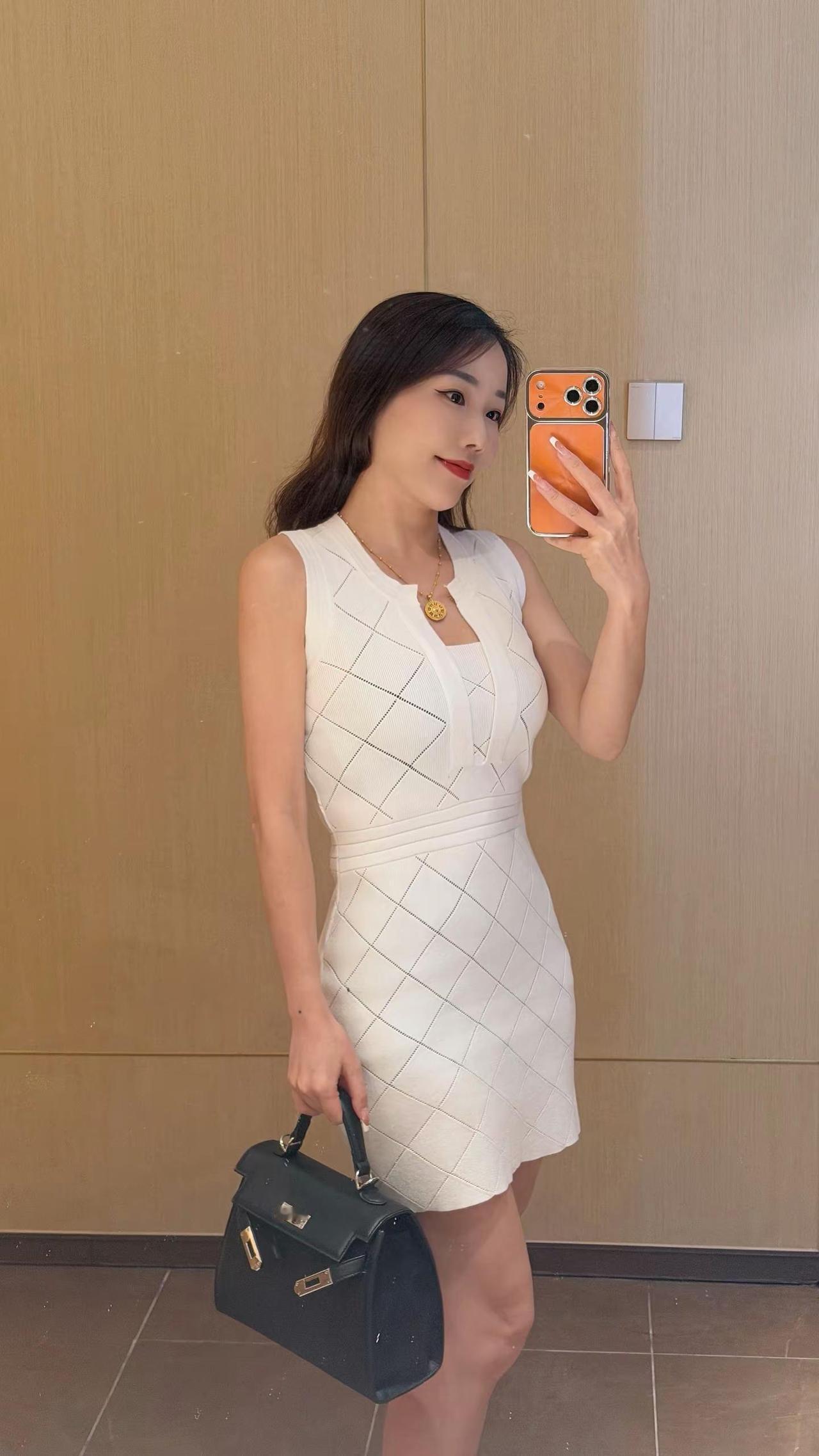 像我这样眼里容不得沙子的人，竟也慢慢开始允许真情假意并存。