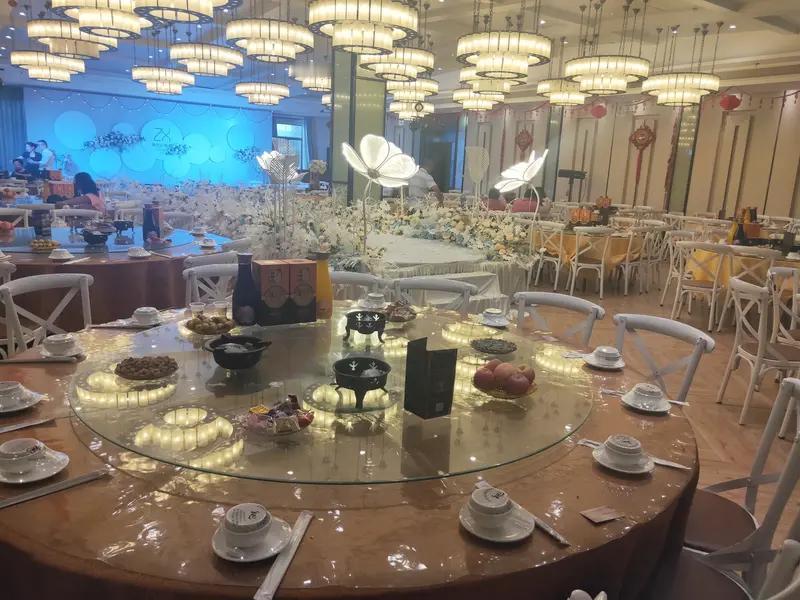 这年头，有人还办豪华婚礼吗？50桌以上那种。

今天喝喜酒，我瞥了一眼宾客名单，