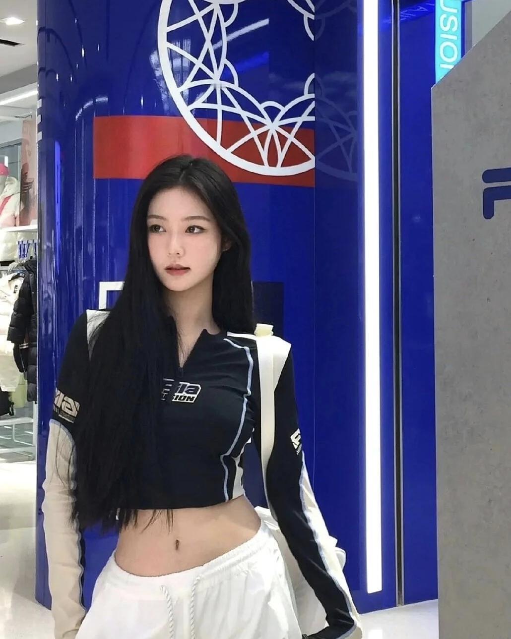 🔵 撞色运动风穿搭遇上克莱因蓝背景，把街头酷感和松弛感都拿捏住了。在商场的潮酷