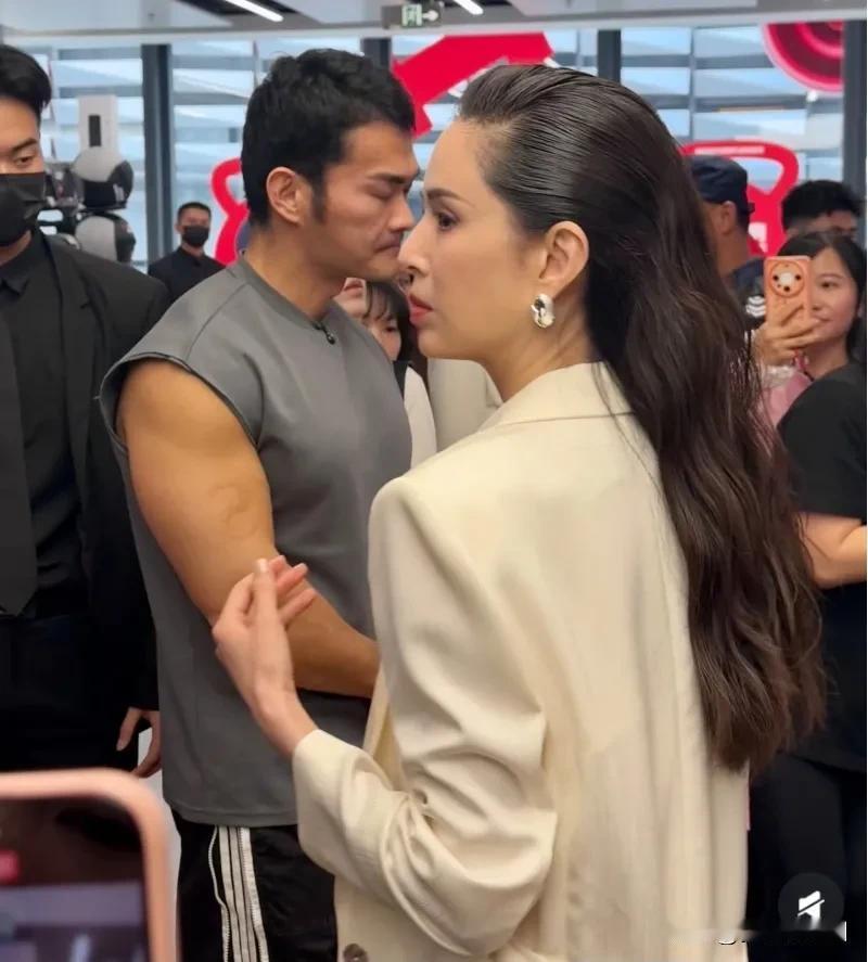 60岁上下的李若彤参加深圳某活动现场，保养的真好，根本看不出实际年龄，太显年轻了