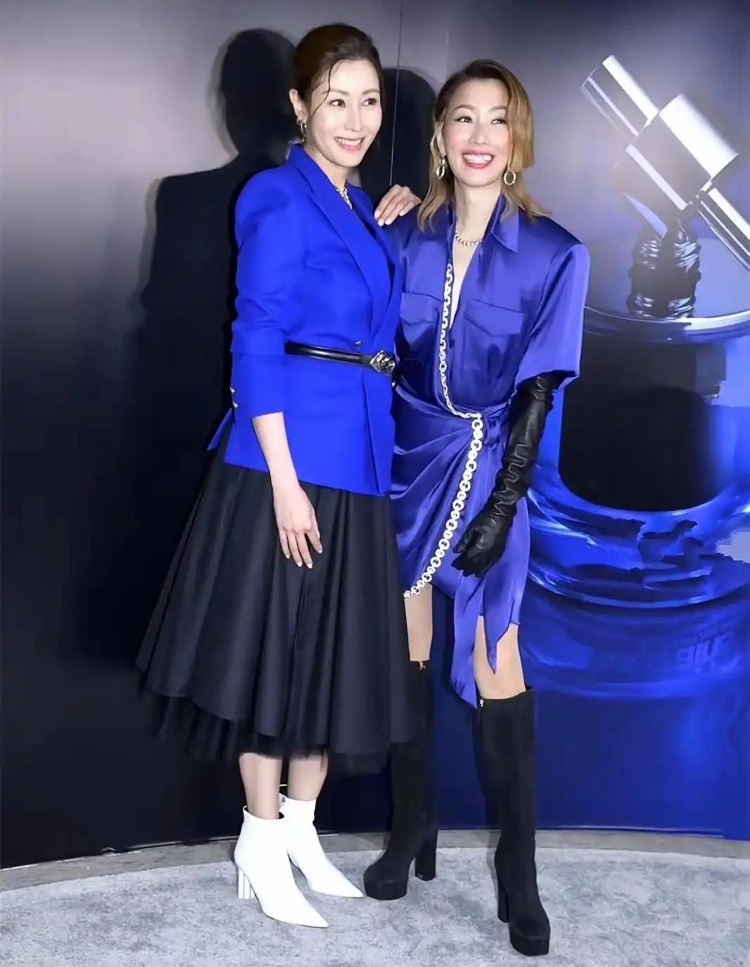 李嘉欣与郑秀文同框，两人蓝色系穿搭Look，好nice的样子。

这是2021年