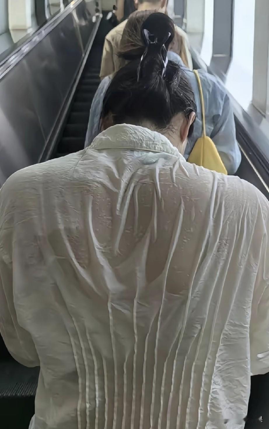 这位美女经历了什么，怎么衣服都湿透了，不像淋雨了的样子，因为头发是干的。
