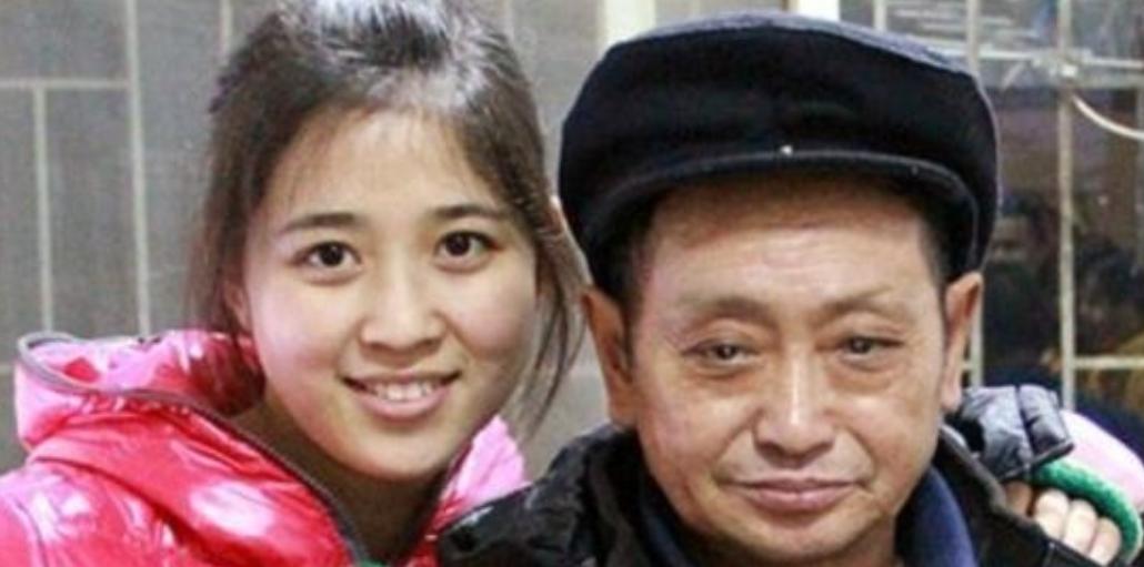 1990年，重庆36岁光棍邓和平捡到了一个女婴邓雪凤，含辛茹苦将她拉扯长大。没料