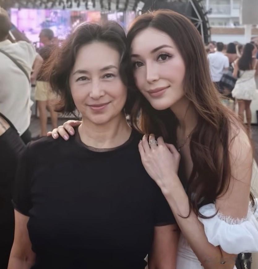 何超琼，引发热议！
 
8月5号，许久没露面的何超琼被推上热搜，原因是63岁的她