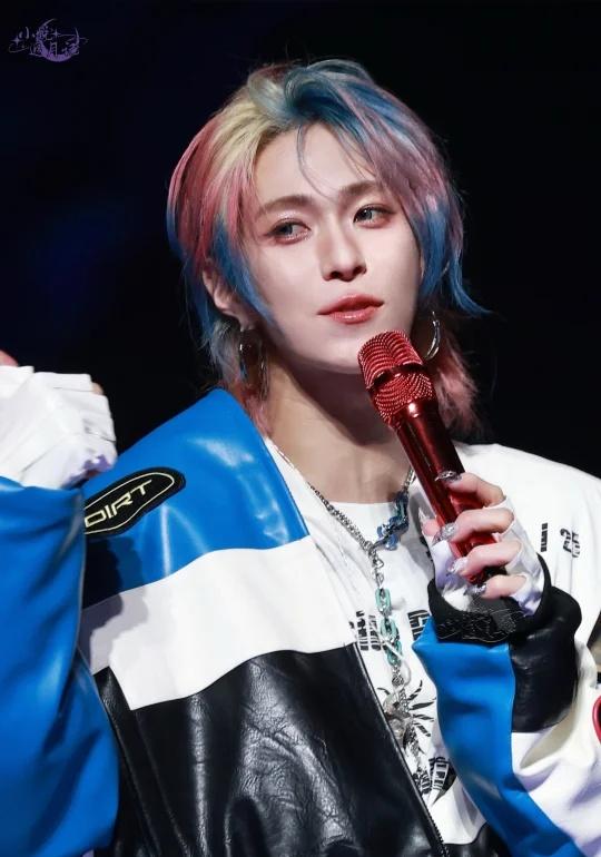 把机车服穿出了不一样的感觉
oner 岳岳pinkray ONER狂欢巡回演唱会