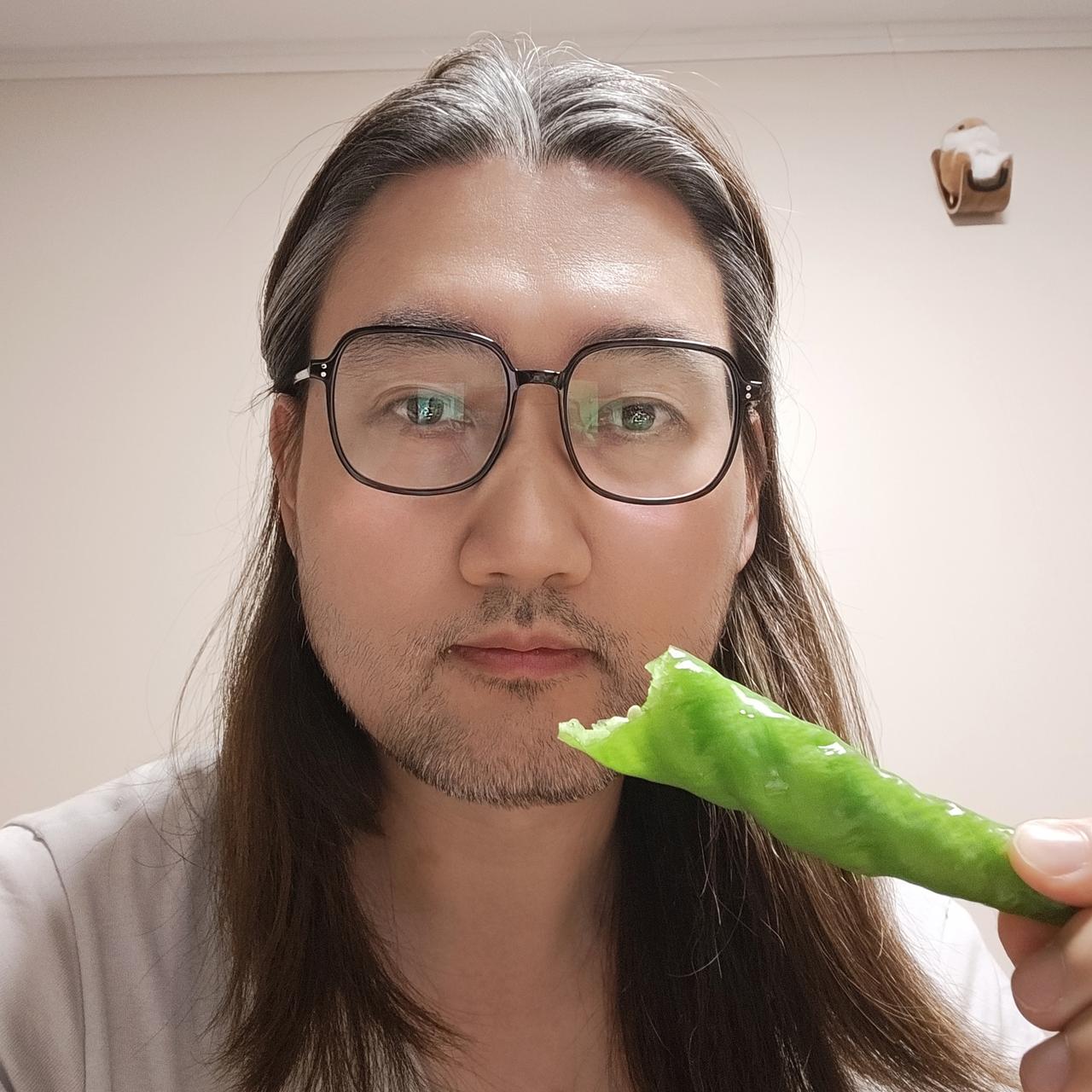 终于开饭了，周末的晚餐媳妇给做的，松茸鸡汤米线、烧鸡、生菜和辣椒、酸黄瓜香肠等等