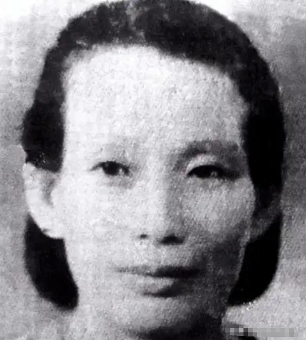 1949年3月，毛主席刚到北京，就看到迎接他的队伍，妇女代表队中有一个特别熟悉的