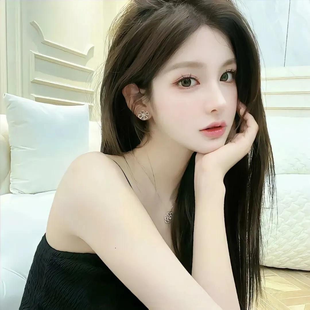 沉静的午后，温柔的少女轻靠窗边，眼神温柔如水。阳光白裙少女 秋日少女照 温柔气质