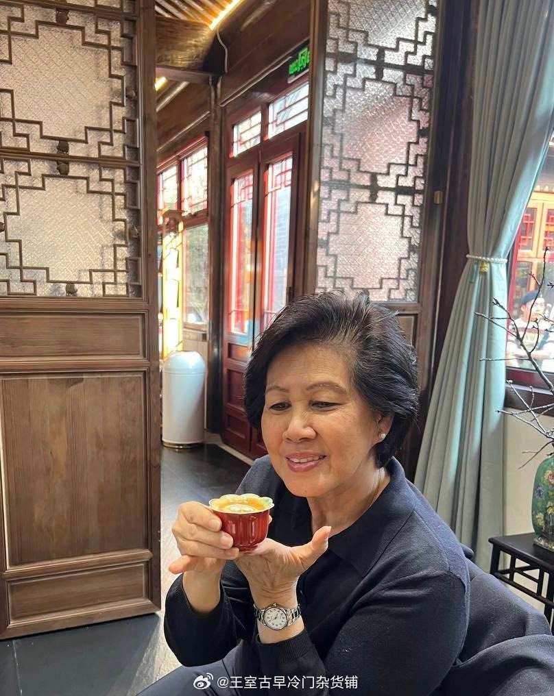 王室王室柬埔寨王室 阿伦在帝都游玩，艾玛小西现在回不去家了也不知道那边怎样，如果