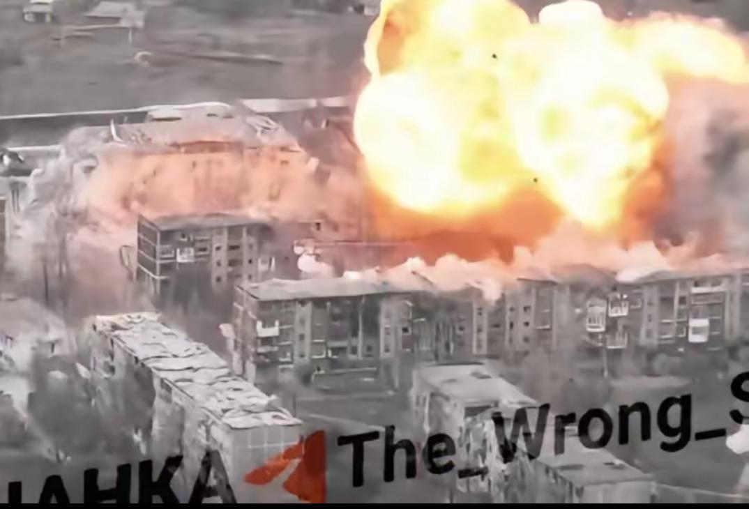 随着一声巨响，乌克兰38海军陆战旅已经不可能存在了。在大量建筑物中隐藏着乌克兰海