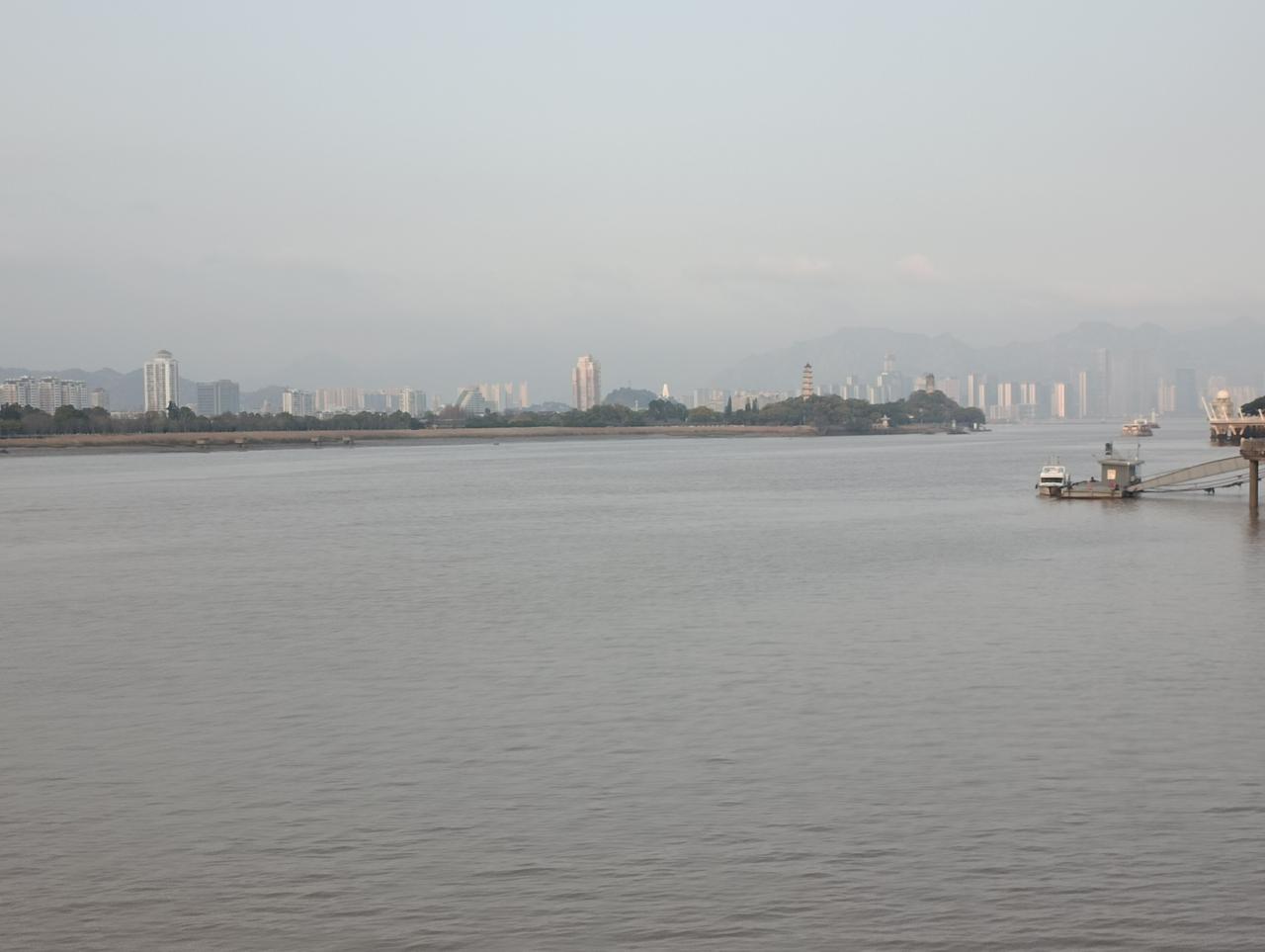 人一旦不讲信用，会有好多理由。
   前几天，我帮朋友办了一件非常难办的事。当初