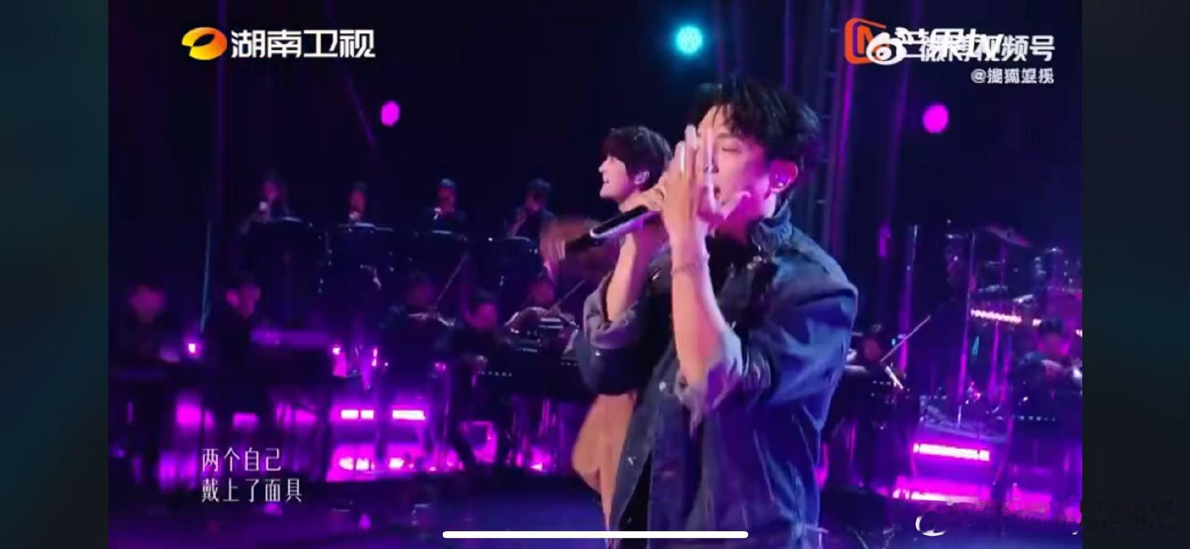 歌手总决赛 韦礼安早该来歌手了歌手总决赛舞台火力全开，韦礼安帮唱张远献上《巴别塔
