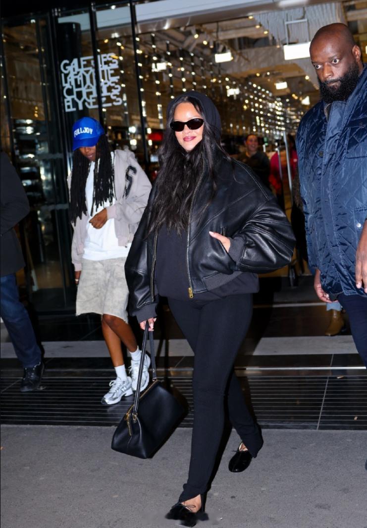 Rihanna疑似怀四胎Rihanna 四胎 啊？怎么又？？？ 