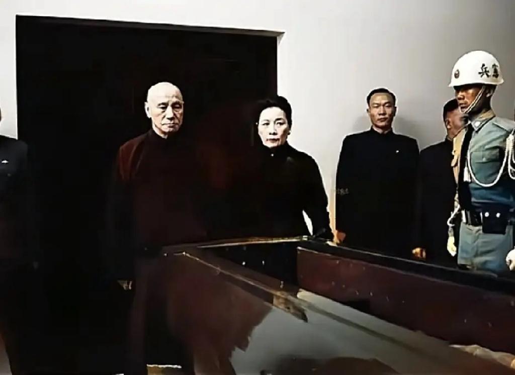 1964年11月，86岁的于右任葬礼上，蒋校长携夫人宋美龄出席告别仪式，站在灵柩