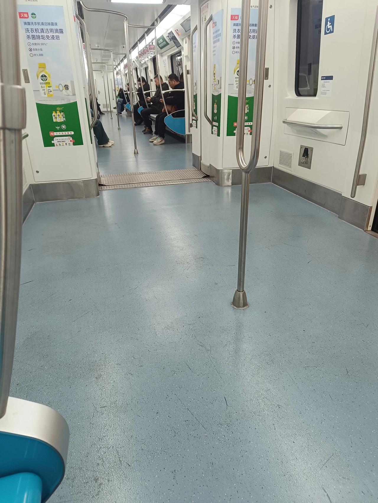 早上六点多的地铁上已经🈶这么多人了啊，真的是不容易啊，为了生活奔波啊，祝福每个