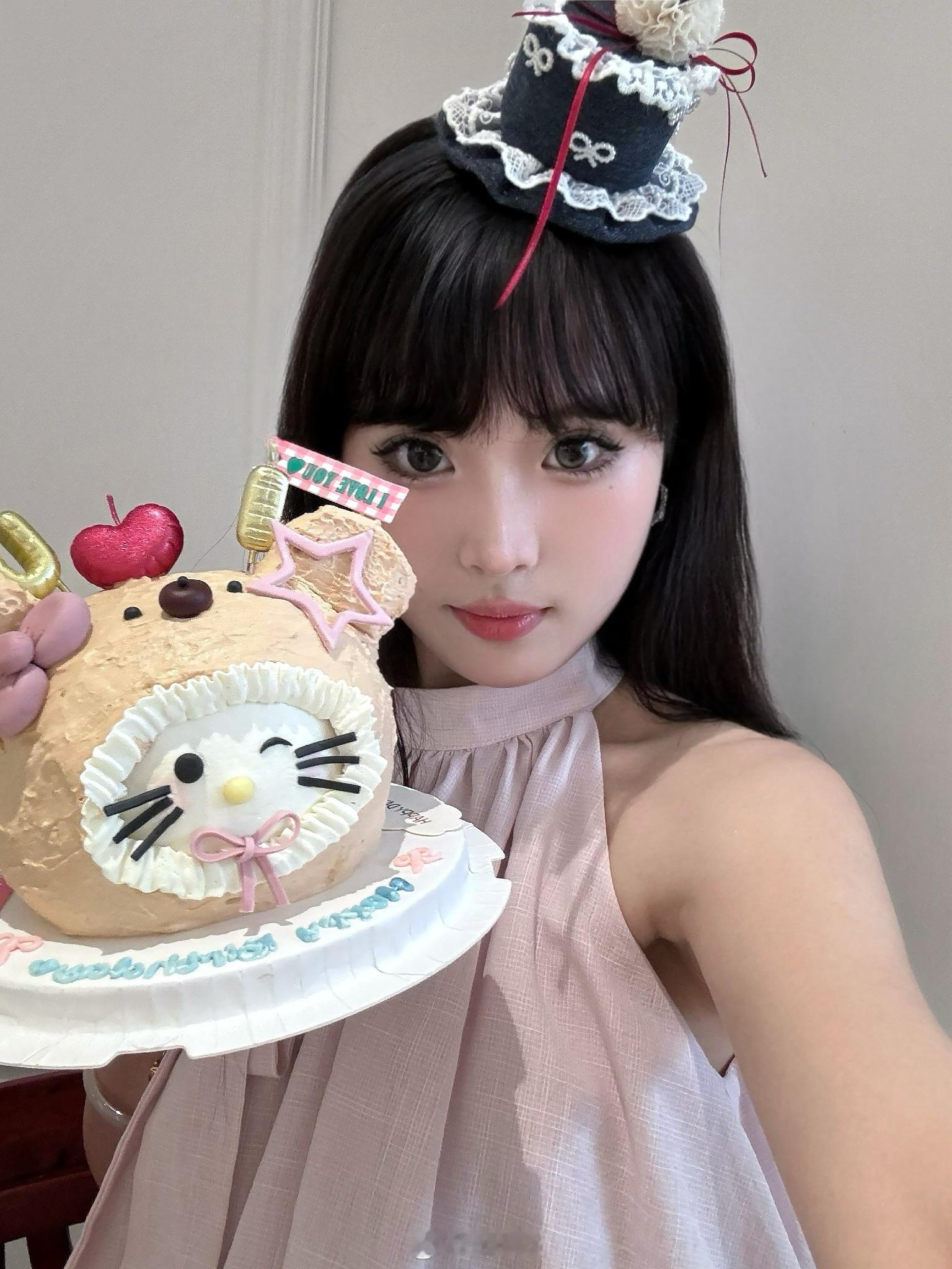 kitty拍了拍我的脑袋说；22岁会更好 🎂 ​​​
