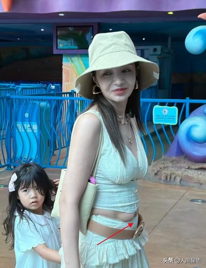 女明星生完孩子，肚子也会有赘肉吗？

麦迪娜带着二胎女儿现身珠海长隆，路人镜头里