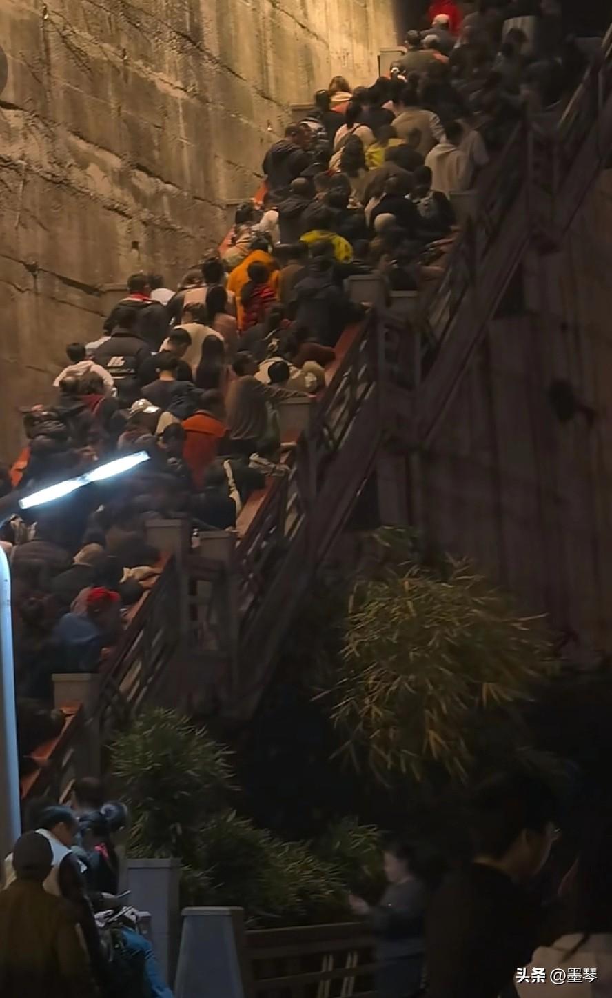 宜宾人去哪儿了我不知道，但我知道好多外地人还堵在这儿，大家就说跟着春晚游宜宾安逸