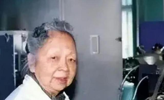 1957年，中国女子林兰英瞒过美国海关的眼睛，将两个小瓶悄悄带回了国，谁能想到，