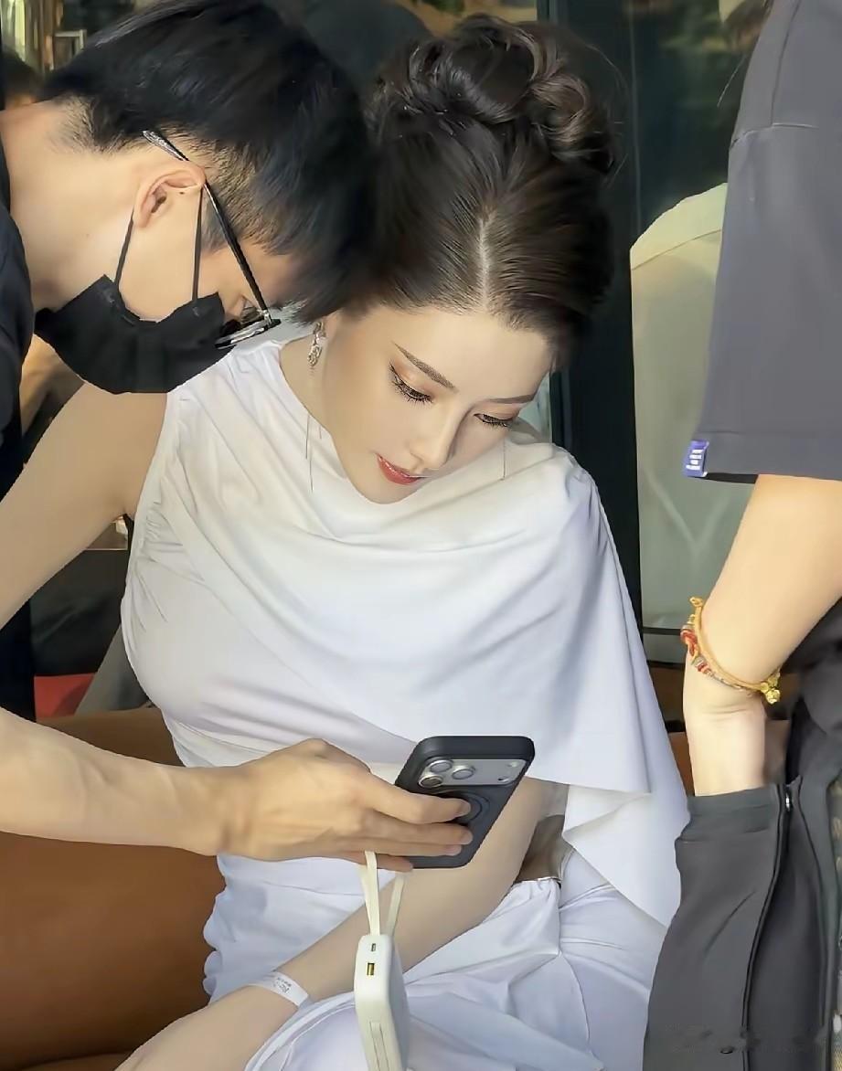 这个女子的美，看起来非同寻常，因为她长的和古书上描写的有些美女长的特别像，虽然她