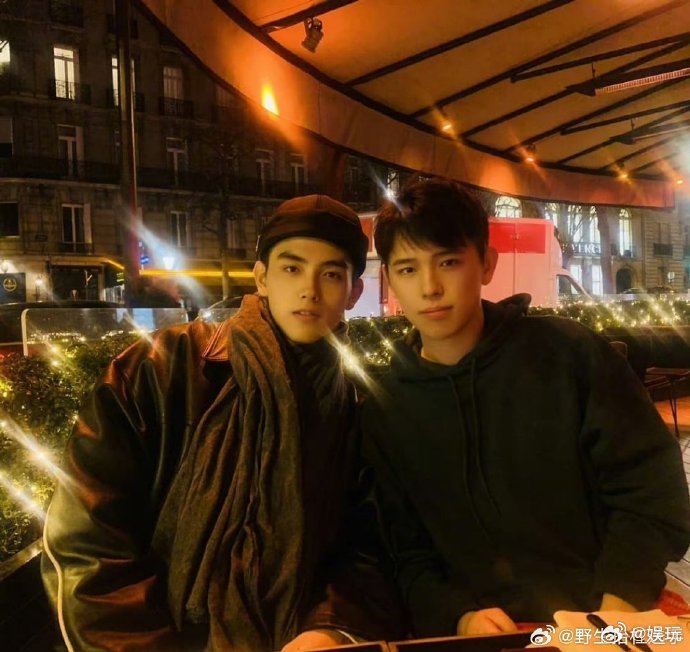 偶遇陈飞宇和哥哥吃麻辣烫陈飞宇哥哥这体重，麻辣烫没少吃吧？兄弟俩真有爱！陈飞宇和