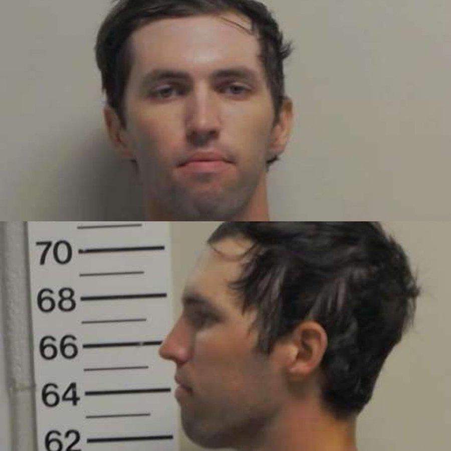 杀死查理的枪手落网，是犹他州华盛顿县的22岁的Tyler Robinson。
T