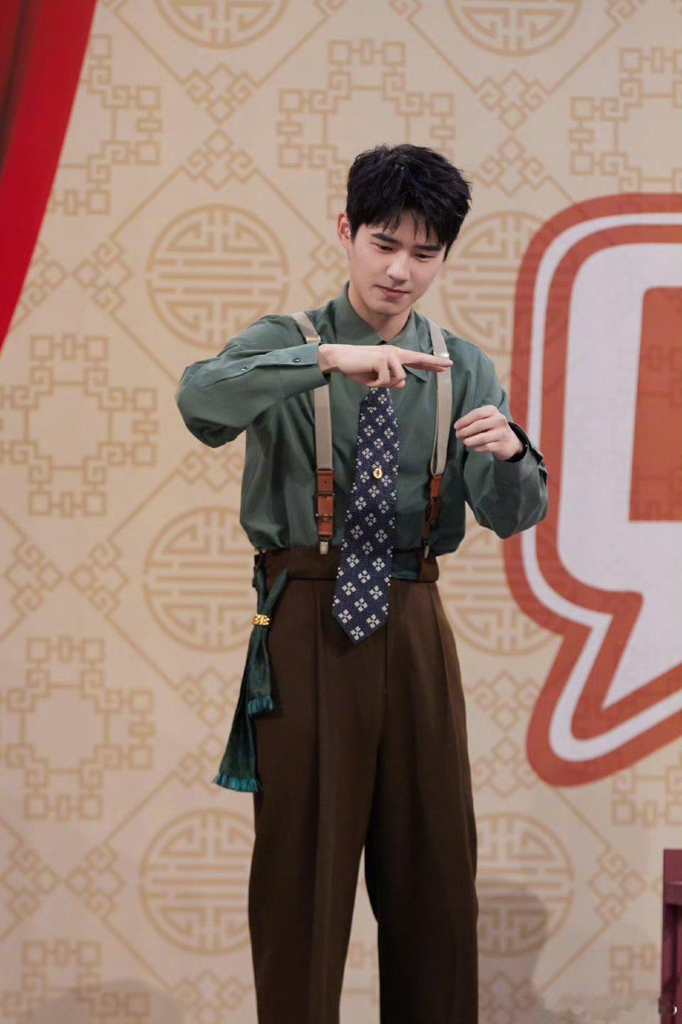 刘昊然比划的tony带水 太好玩了我们昊然！ 表演“拖泥带水”，直接“托尼”上身