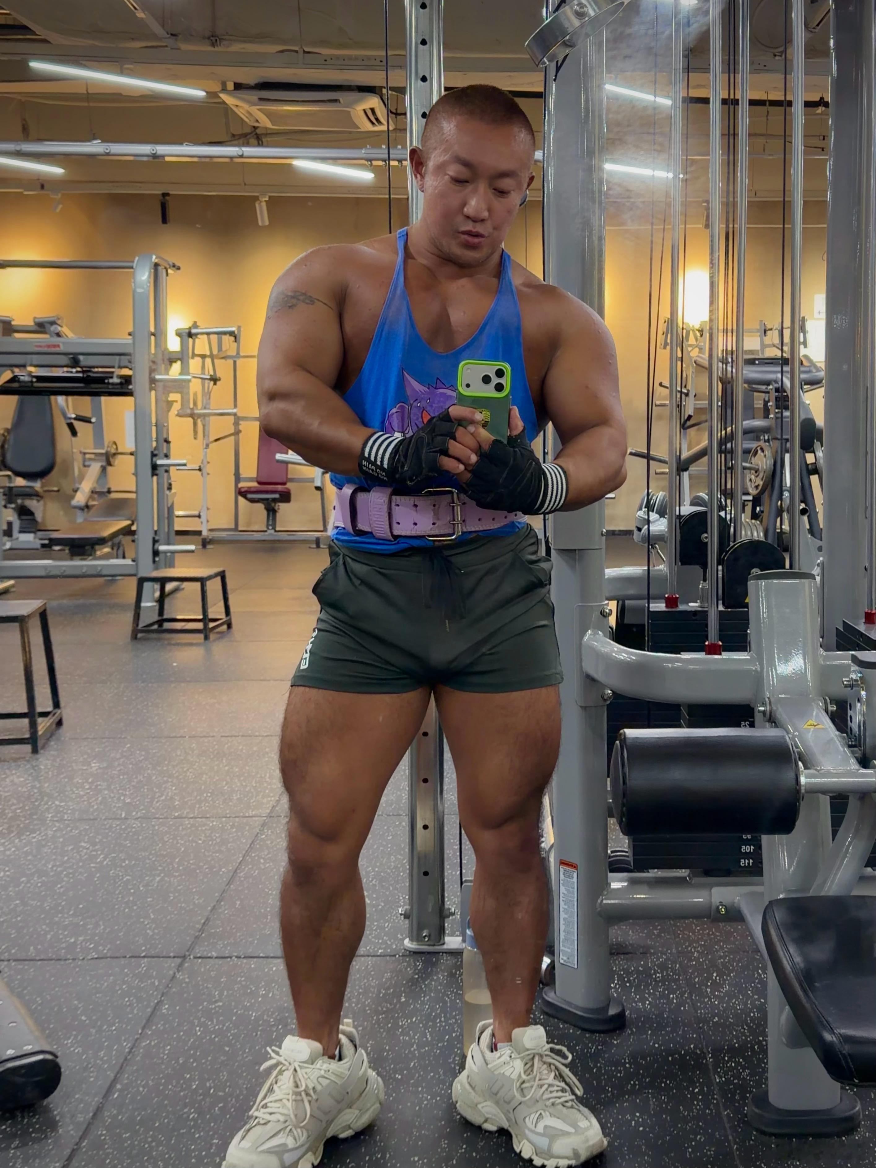 快乐是什么，幸福是什么？就是你不用在乎任何的评价和看法就能活出一个巅峰，一个自己
