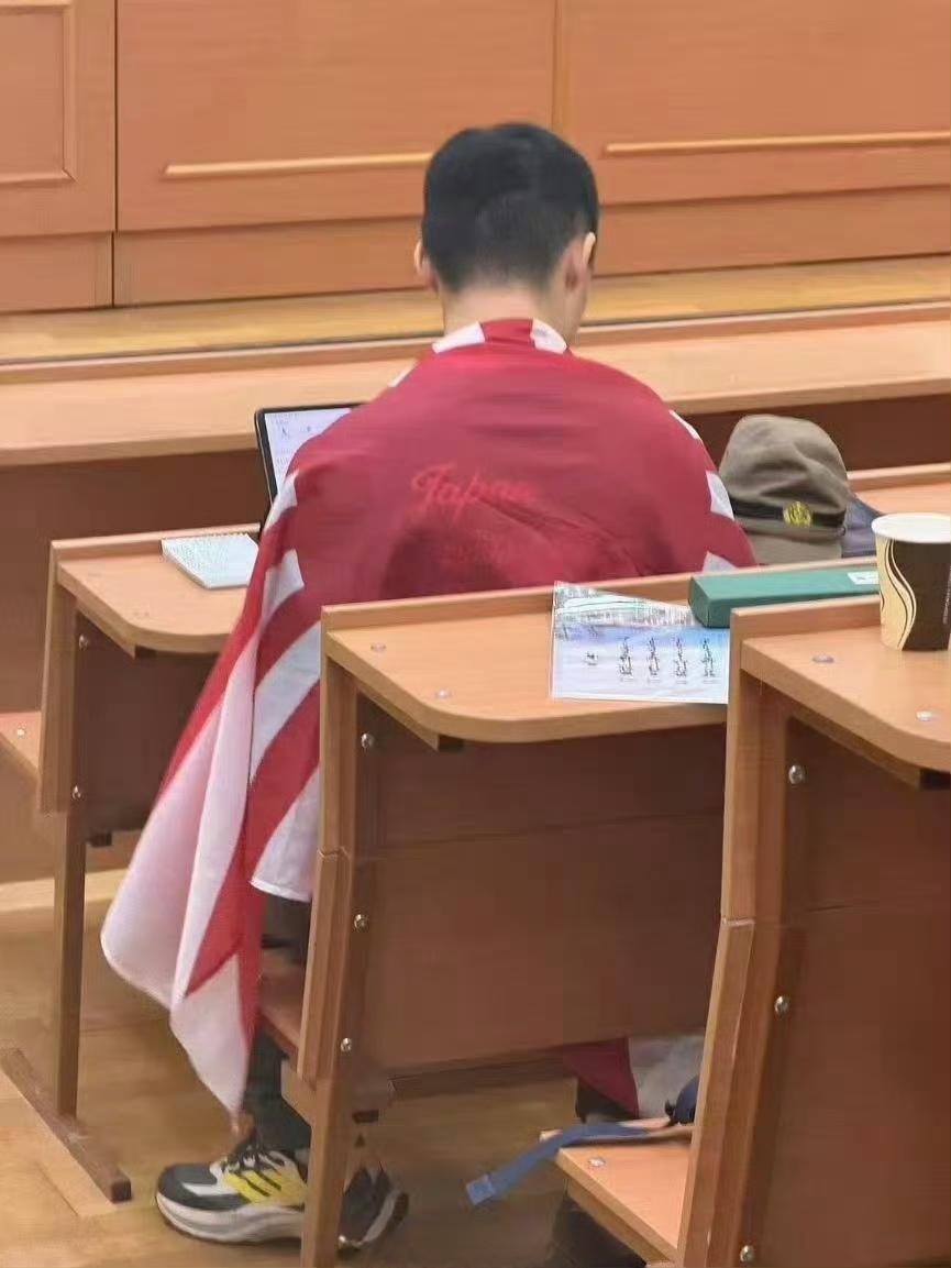 这几天，两个留学生都引起了巨大争议之后道歉，一个是去俄罗斯的留学生，一个是去台湾