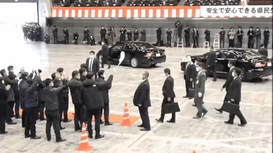 这是发生了什么情况？也看不清这些字写的是什么意思，但是感觉这不是演习，好像是真实