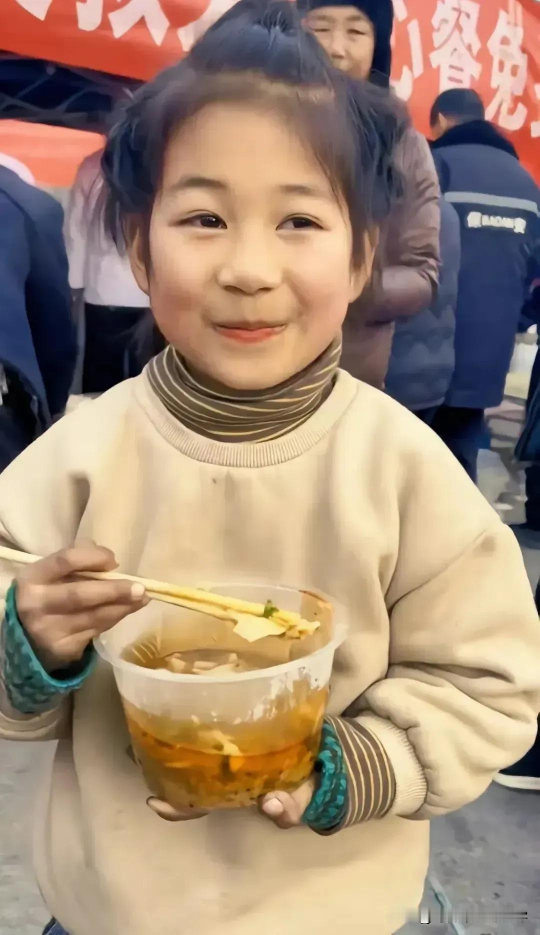 最近甘肃发生的地震让人们备受关注，而一个甘肃的女孩在这次大灾难中展现出了非凡的勇