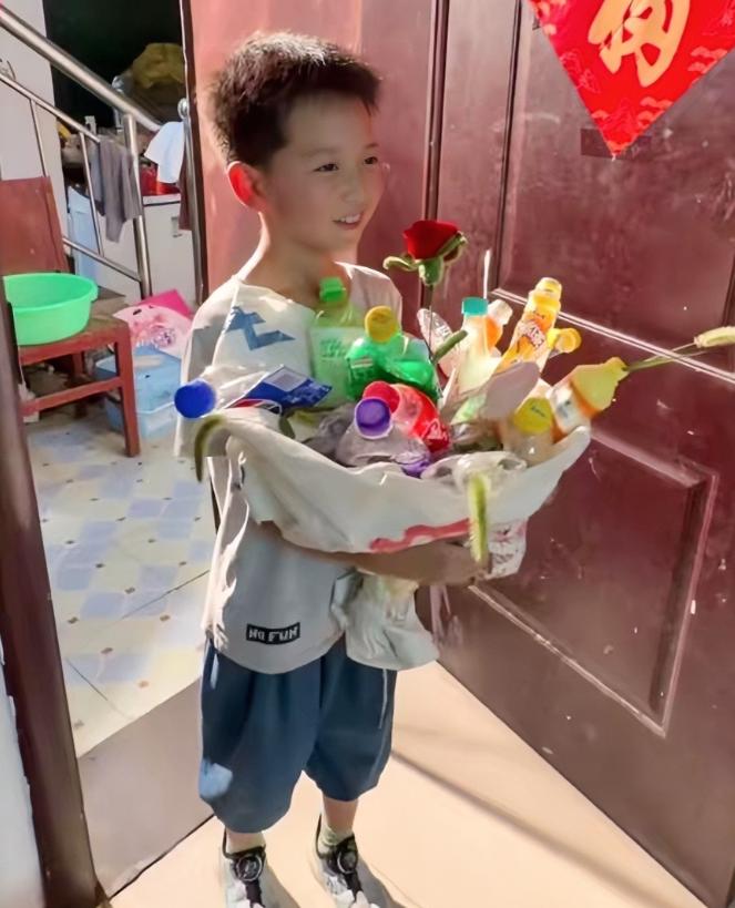 破防了！河南这个8岁男孩火了！他面对众多围观的大学生，勇敢的说出:我妈妈烧伤了，