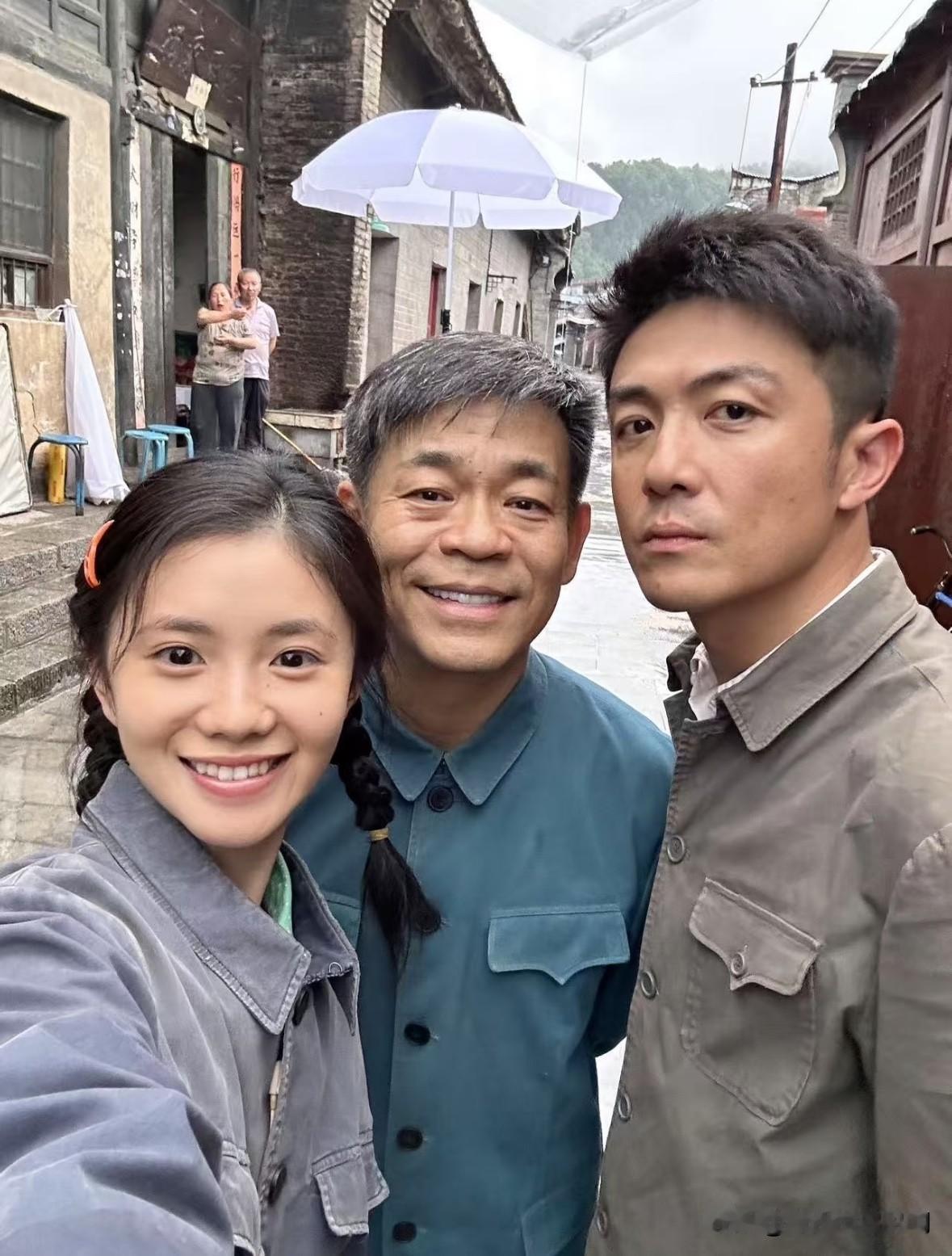 电视剧《主角》由张艺谋监制，这是剧组片场的三人合照。

刘浩存饰演本剧女主角 易