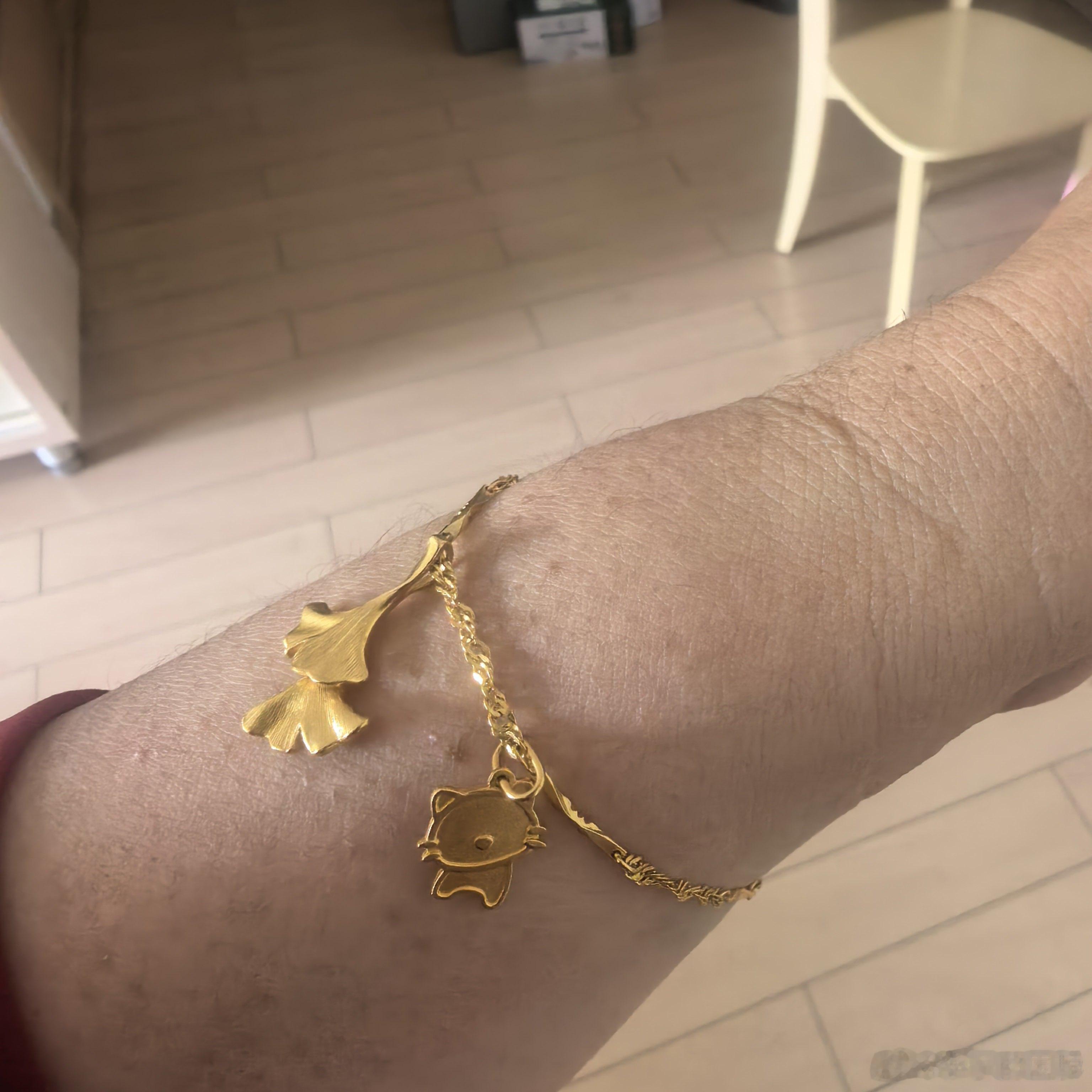 链子套上两个小吊坠怪好看的，要不再搞几个小吊坠来！ 